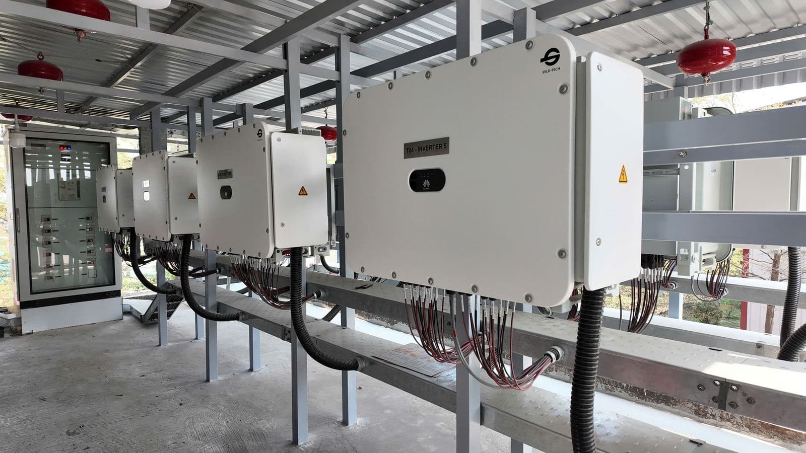 Nhà máy Glory - Grand Wood — dàn inverter của hệ thống điện mặt trời áp mái 7.799 kWp do đối tác kỹ thuật lắp đặt