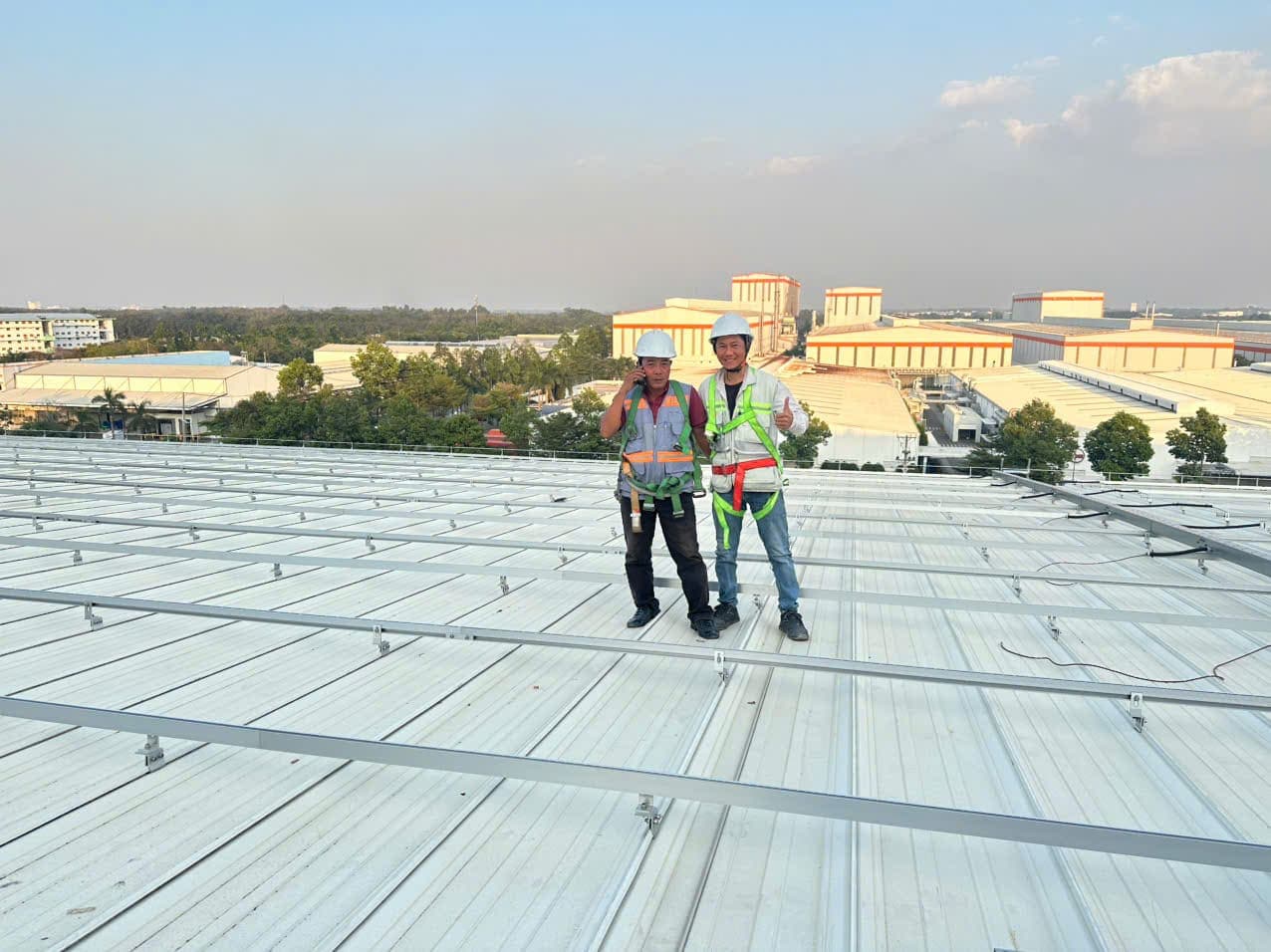 Nhà máy Nam Kim — đội thi công của đối tác kỹ thuật lắp đặt khung giá đỡ cho hệ thống 5.148 kWp