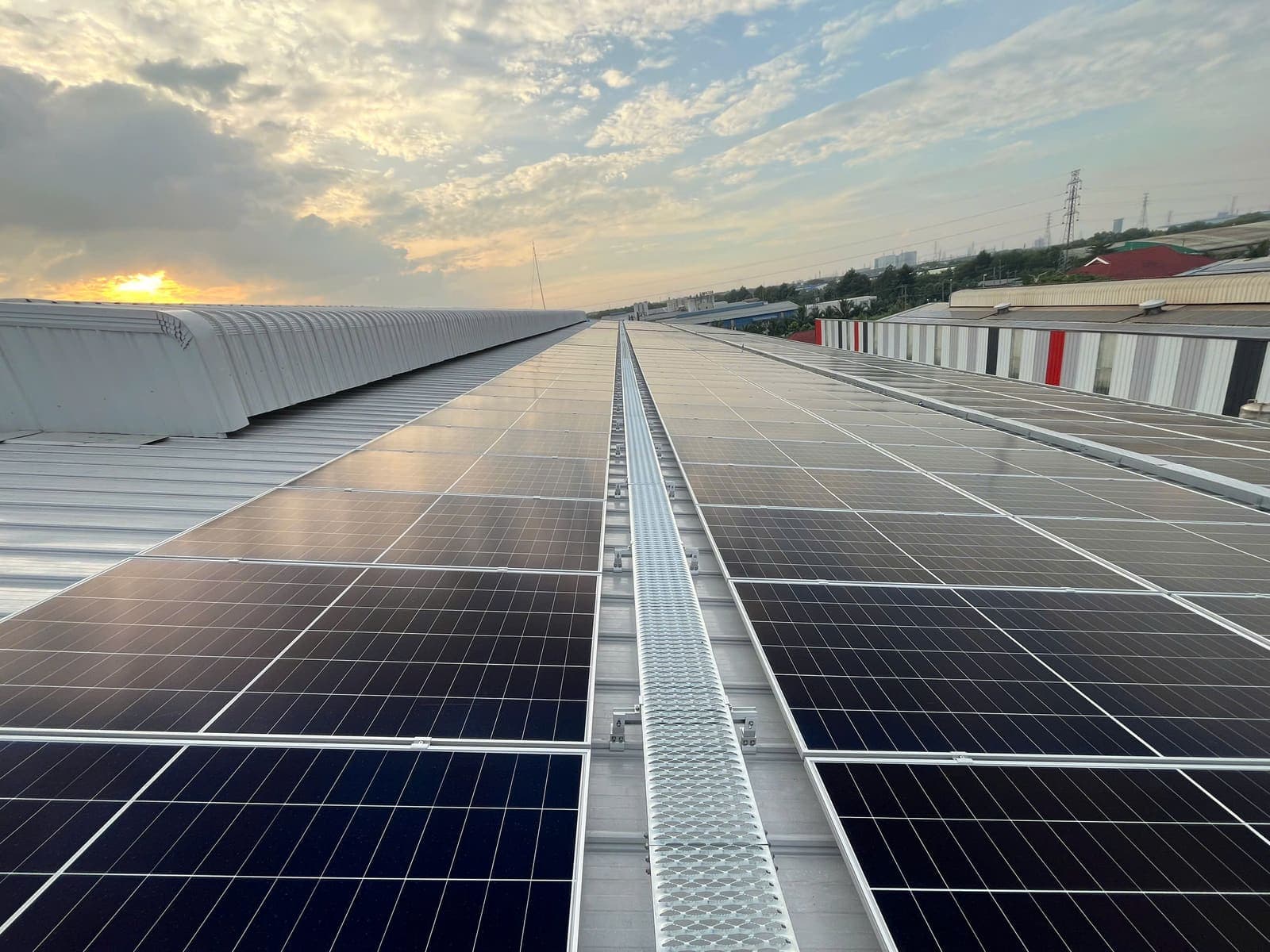 Nhà máy Quang Minh — dàn pin năng lượng mặt trời áp mái 655 kWp do đối tác kỹ thuật triển khai