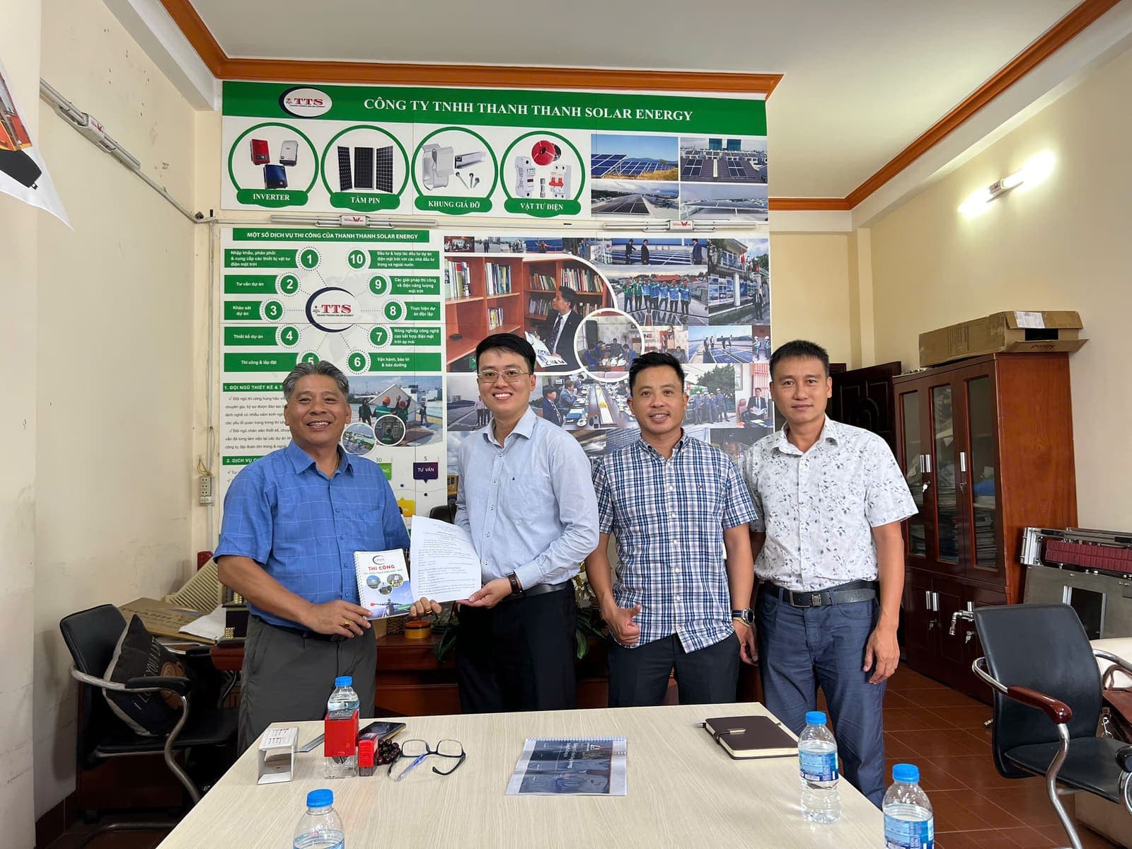 Đại diện hai bên sau lễ ký kết hợp tác